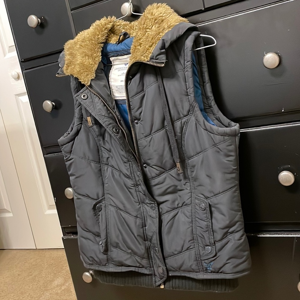 American Eagle puffer vest medium